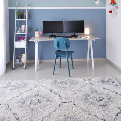 שטיח קזבלנקה 10 לבן/אפור/קרם עם פרנזים | השטיח האדום | עיצוב וצילום: מעיין פיינשטיין עיצוב והום סטיילינג