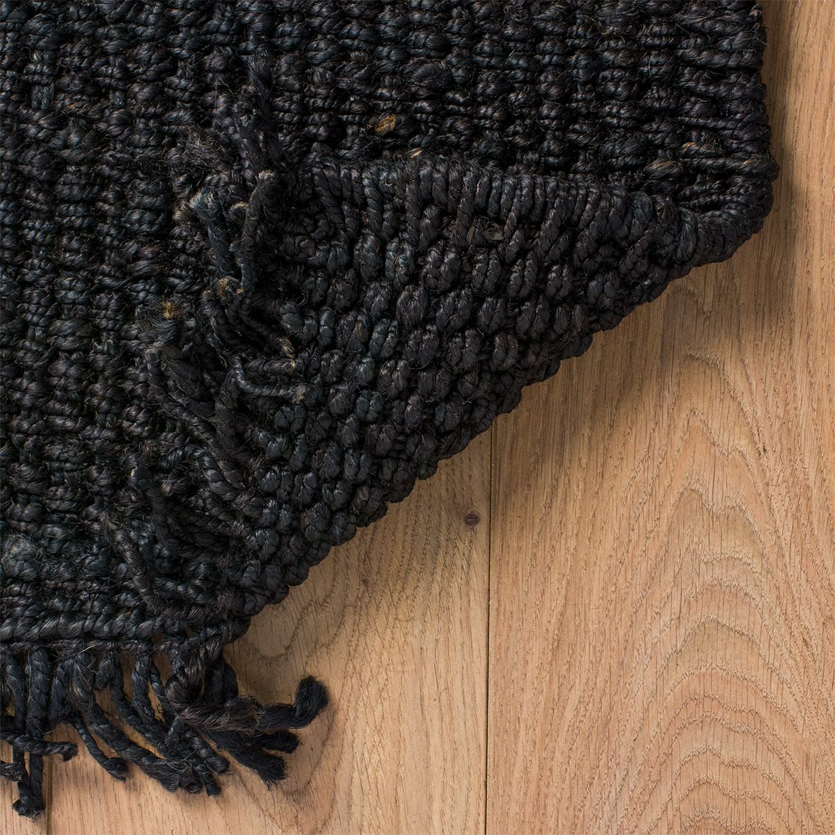 שטיח תמר אריגה גסה 09 שחור עם פרנזים | השטיח האדום