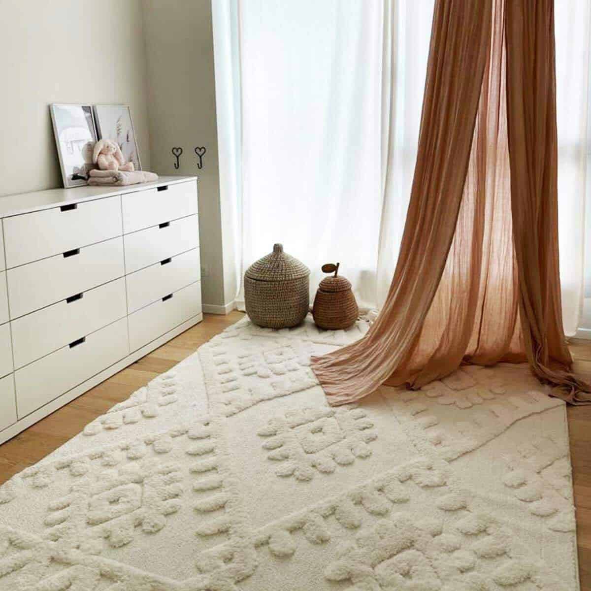 שטיח אטלס 11 קרם עם פרנזים עבים | השטיח האדום | עיצוב: נועה הופשטטר, צילום: דניאל ארמון 