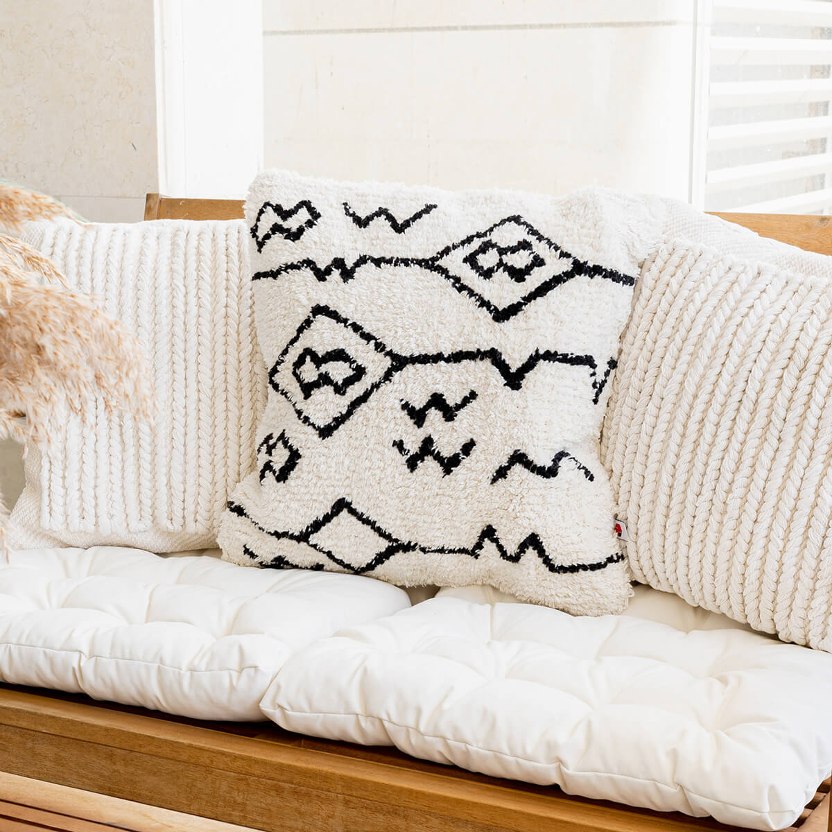 כרית אוסלו 03 קרם/שחור - כריות נוי