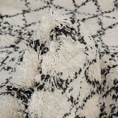 שטיח קזבלנקה 01 לבן/שחור עם פרנזים CASABLANCA
