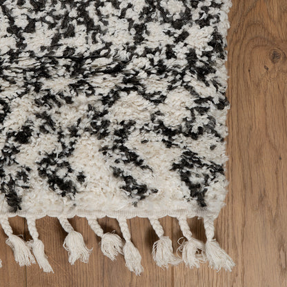 שטיח קזבלנקה 01 לבן/שחור עם פרנזים CASABLANCA