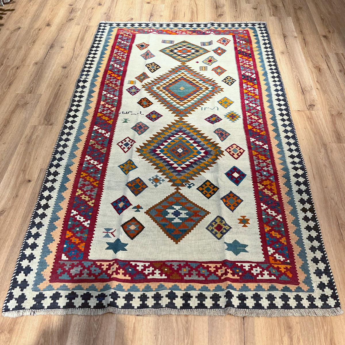 שטיח קילים קשקאי צבעוני 236*140 KILIM