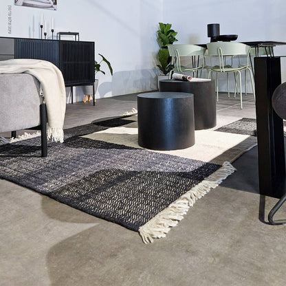 שטיח קילים סקנדינבי 21 שחור/פודרה/אפור עם פרנזים KILIM