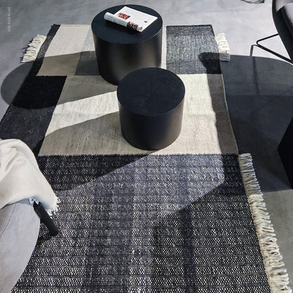 שטיח קילים סקנדינבי 21 שחור/פודרה/אפור עם פרנזים KILIM