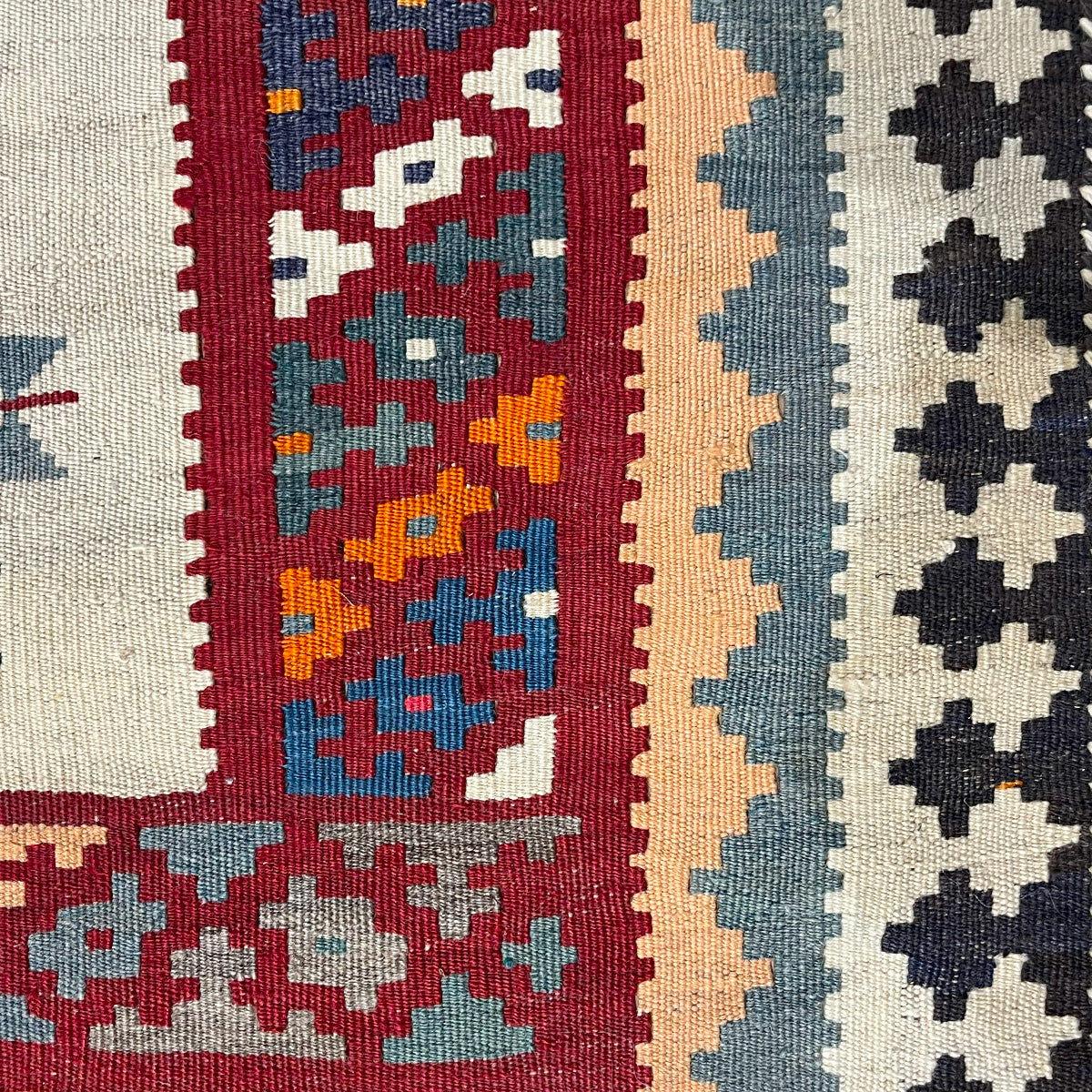 שטיח קילים קשקאי צבעוני 236*140 KILIM