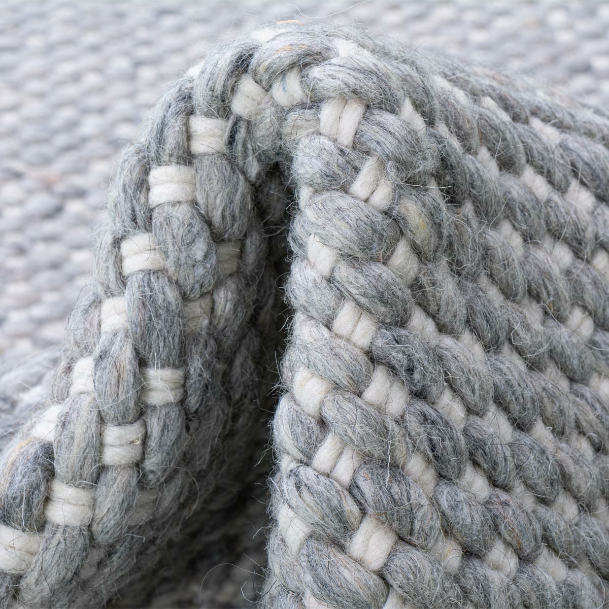 שטיח גפן חלות עבות 04 אפור/קרם עם פרנזים | השטיח האדום