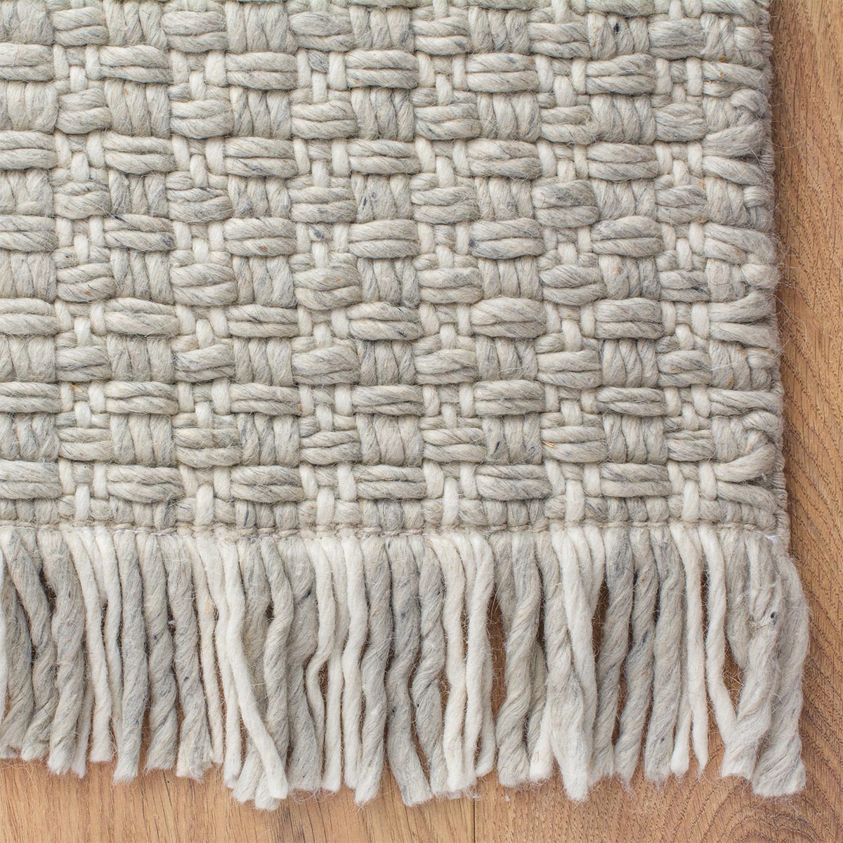 שטיח גפן חלות עבות 04 אפור בהיר עם פרנזים | השטיח האדום