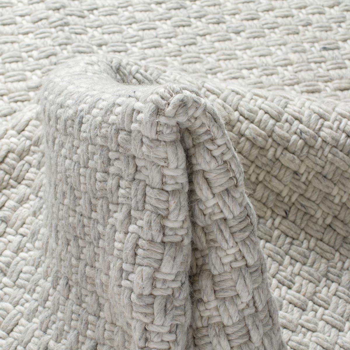 שטיח גפן חלות עבות 04 אפור בהיר עם פרנזים | השטיח האדום