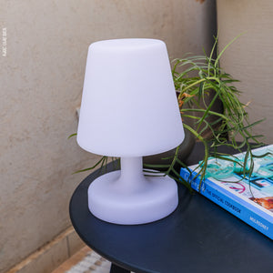 מנורת שולחן מרובעת