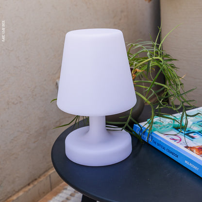 מנורת שולחן מרובעת