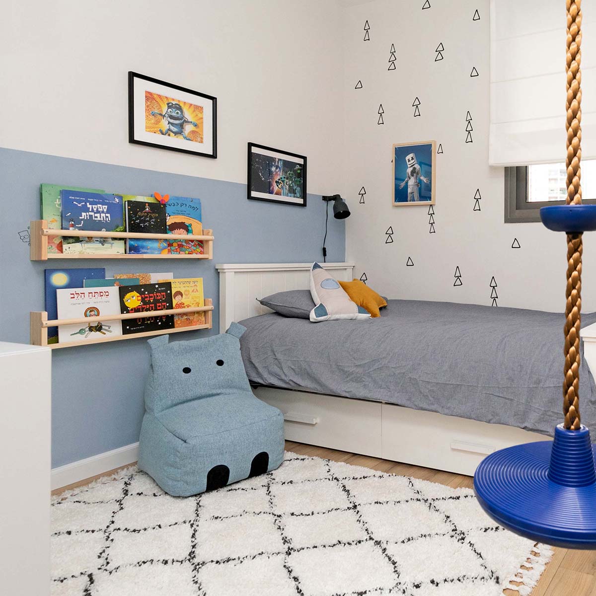 שטיח קזבלנקה 03 לבן/שחור עם פרנזים | השטיח האדום | עיצוב: אורית וילקר צילום: המל צילום