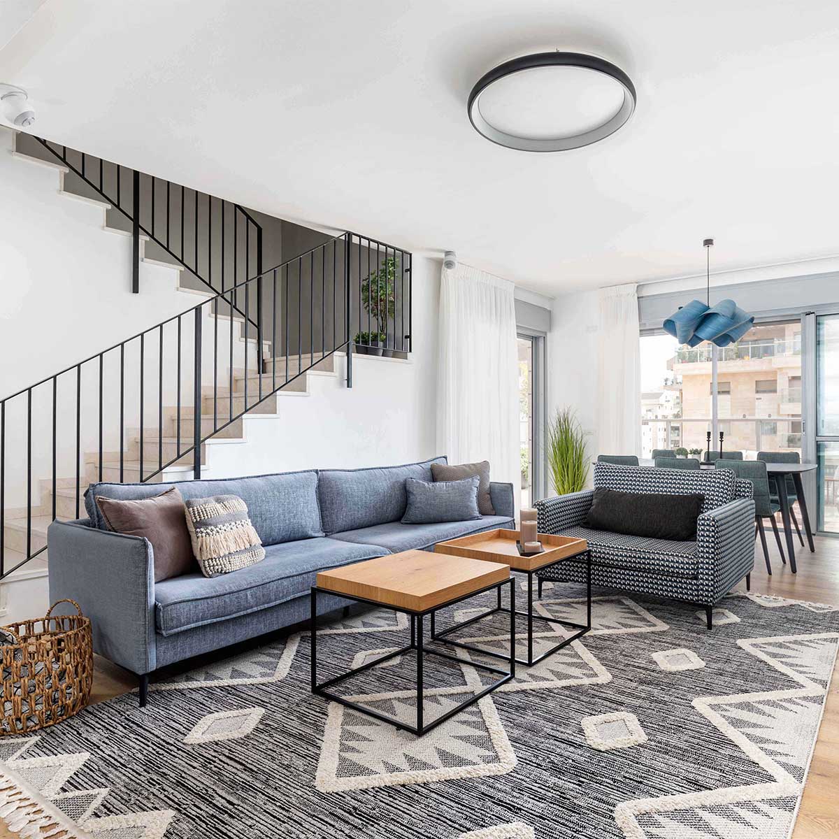 שטיח אטלס 04 אפור כהה עם פרנזים | השטיח האדום | עיצוב: רוני שני, צילום: אורית ארנון