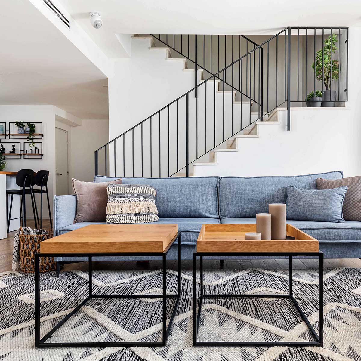 שטיח אטלס 04 אפור כהה עם פרנזים | השטיח האדום | עיצוב: רוני שני, צילום: אורית ארנון