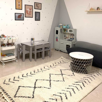 שטיח שאגי מרקש 04 קרם/שחור עם פרנזים | השטיח האדום | עיצוב וצילום: סתיו נדל מלמד