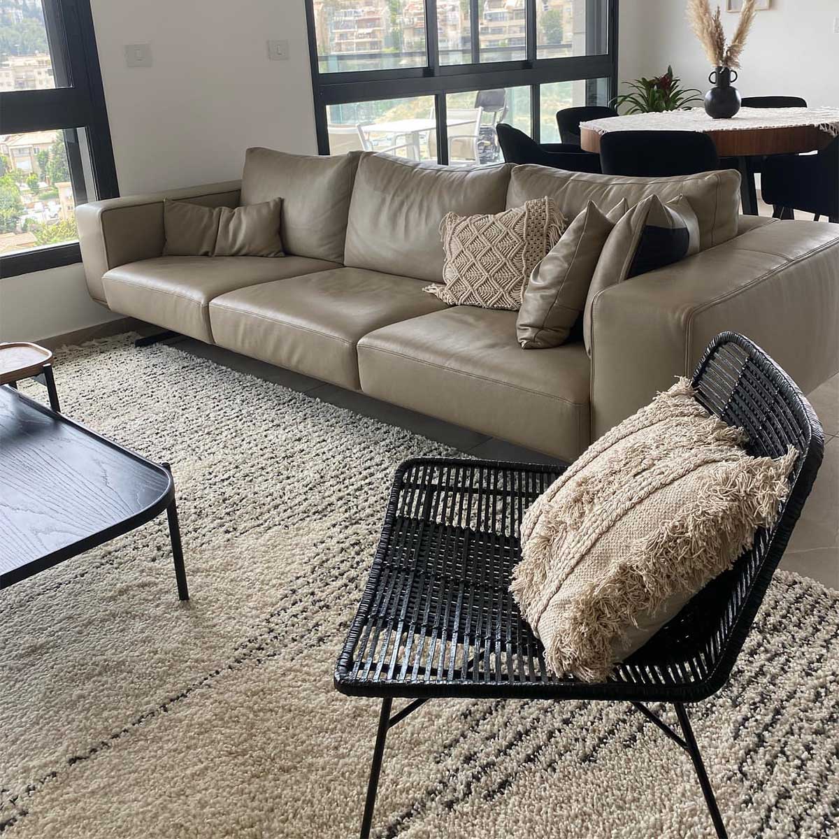 שטיח שאגי מרקש 10 קרם/שחור עם פרנזים | השטיח האדום | עיצוב וצילום: חן לוי חרמון