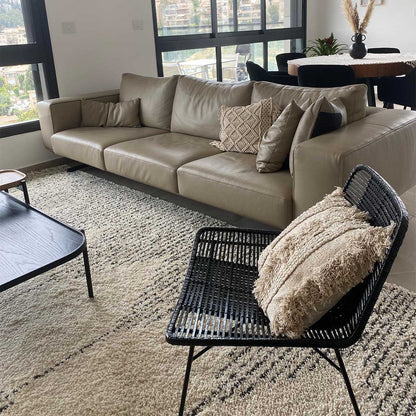 שטיח שאגי מרקש 10 קרם/שחור עם פרנזים | השטיח האדום | עיצוב וצילום: חן לוי חרמון