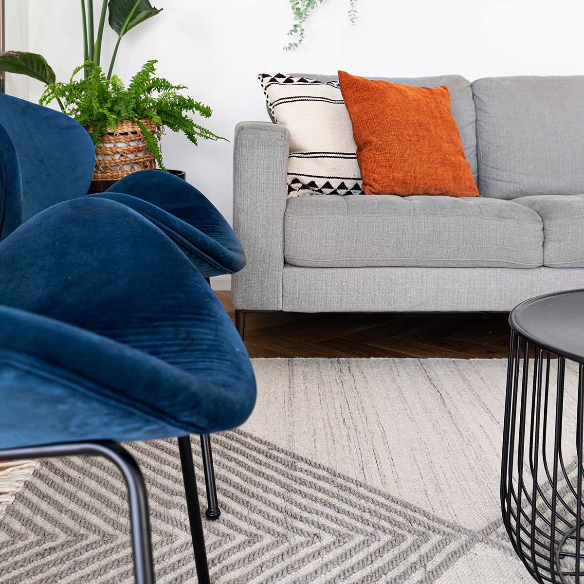 שטיח קילים סקנדינבי 16 לבן/אפור בהיר עם פרנזים | השטיח האדום | עיצוב: רחלי שפנר, צילום: מירב פלברג