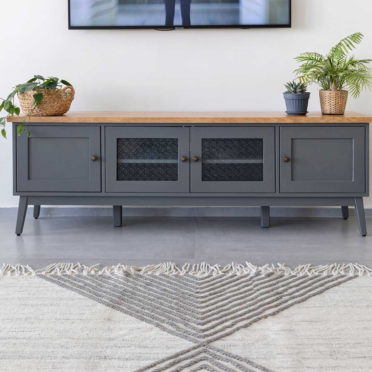 שטיח קילים סקנדינבי 16 לבן/אפור בהיר עם פרנזים | השטיח האדום | עיצוב: אסנת מידן, צילום: מירב פלברג