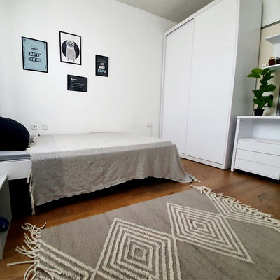 שטיח קילים סקנדינבי 16 אפור/לבן עם פרנזים | השטיח האדום | עיצוב וצילום: KS DESIGN