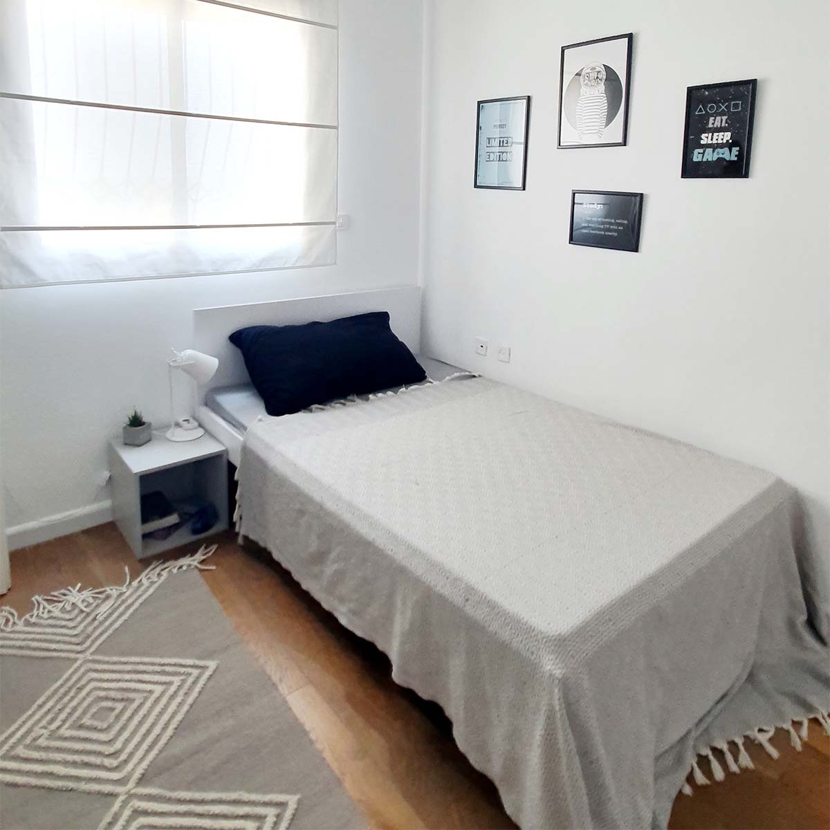 שטיח קילים סקנדינבי 16 אפור/לבן עם פרנזים | השטיח האדום | עיצוב וצילום: KS DESIGN