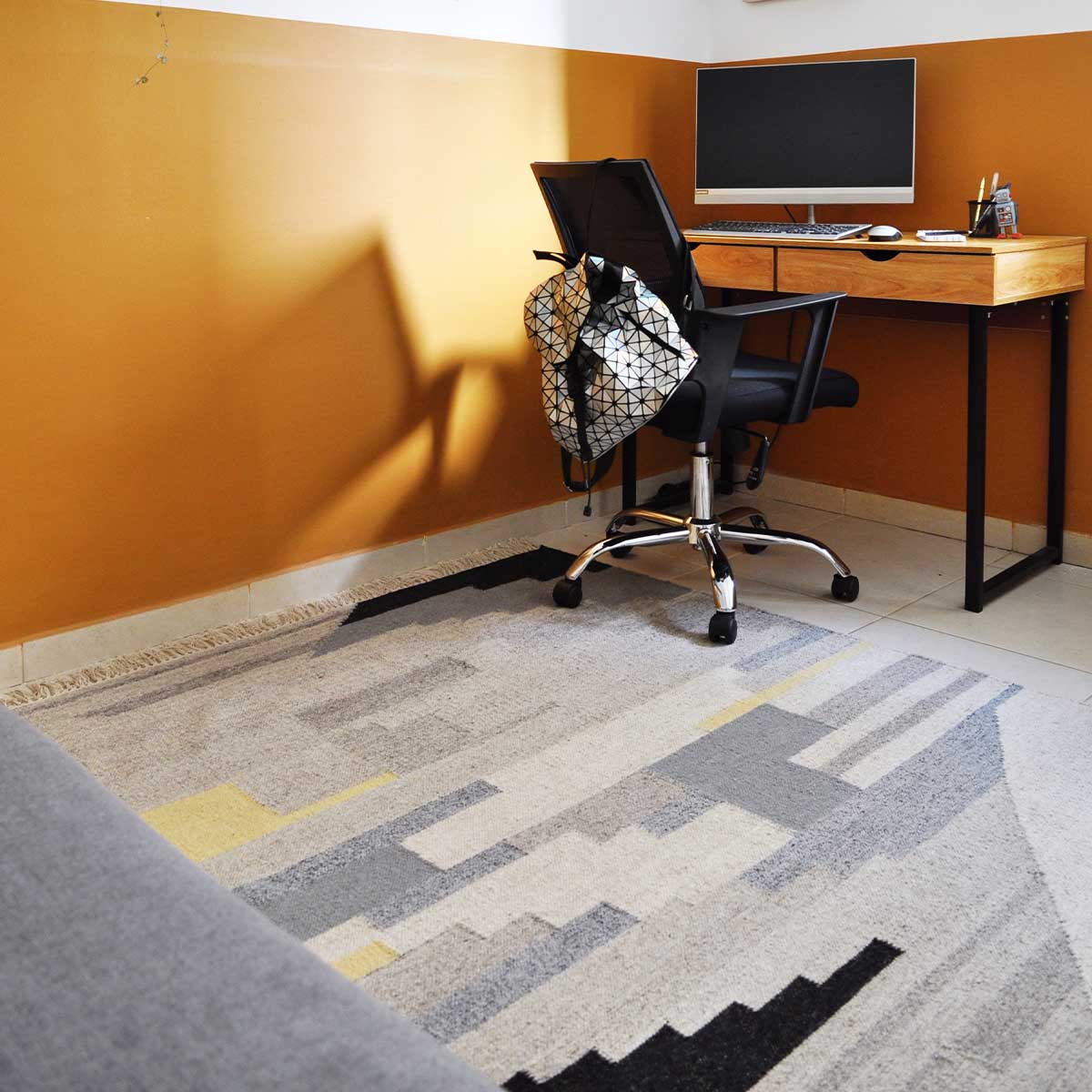  שטיח קילים סקנדינבי 19 כחול/צהוב/אפור עם פרנזים | השטיח האדום | עיצוב וצילום: מעיין פיינשטיין עיצוב והום סטיילינג