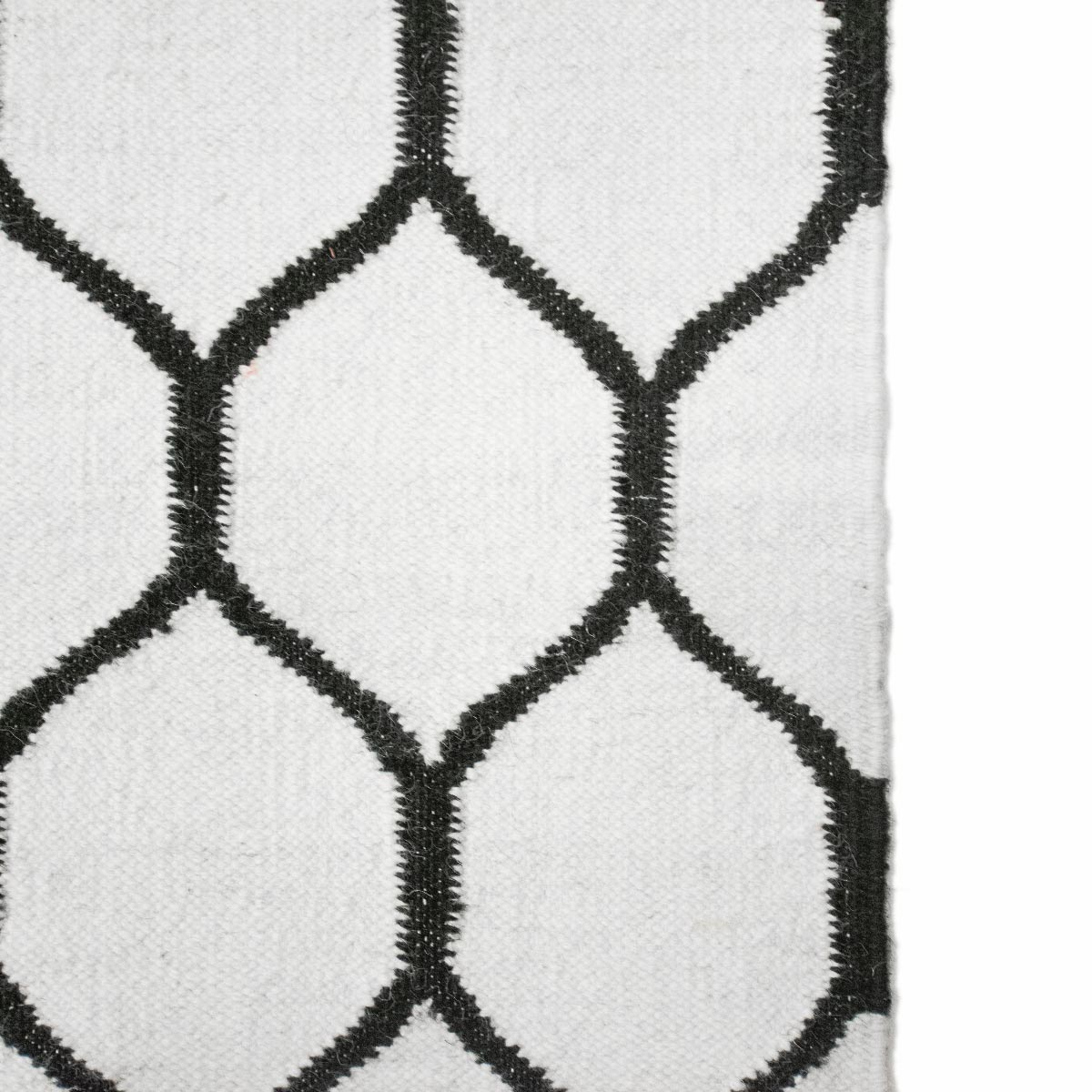 שטיח קילים הדס 04 לבן/שחור עם פרנזים | השטיח האדום