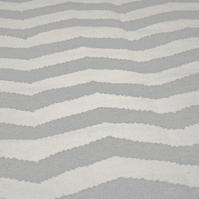 שטיח קילים הדס 01 אפור בהיר/לבן עם פרנזים | השטיח האדום
