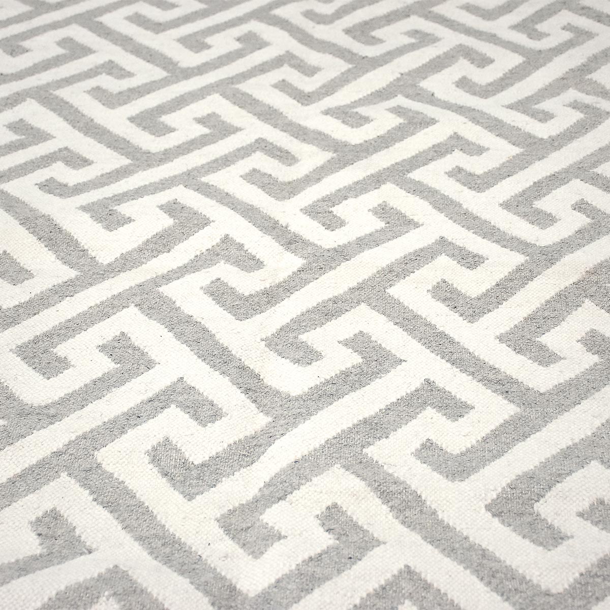 שטיח קילים הדס 03 אפור/לבן עם פרנזים | השטיח האדום