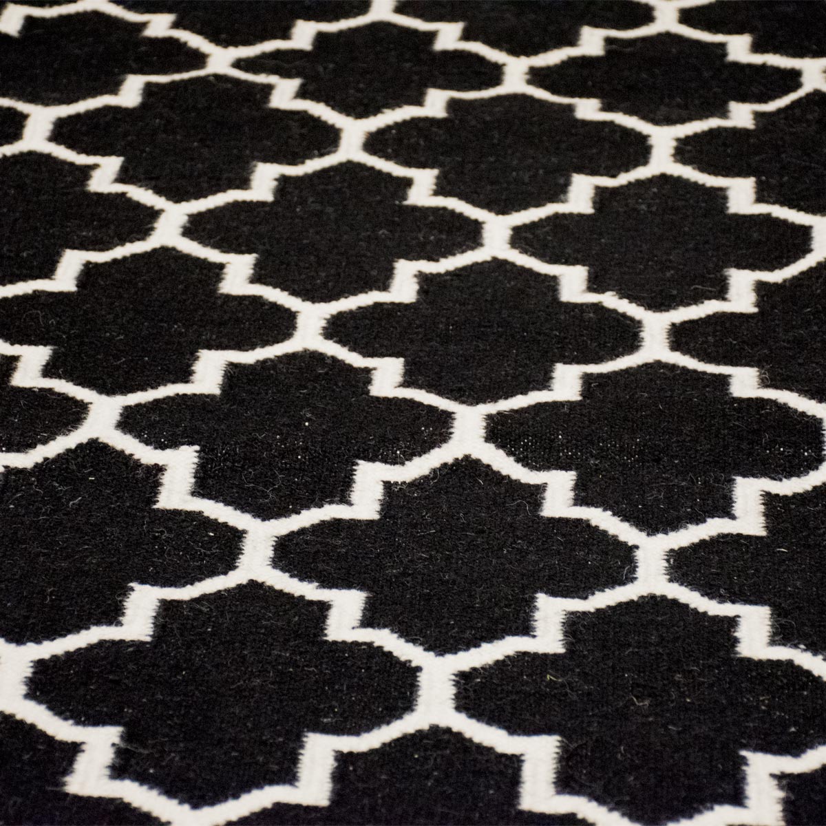 שטיח קילים הדס 07 שחור/לבן עגול | השטיח האדום