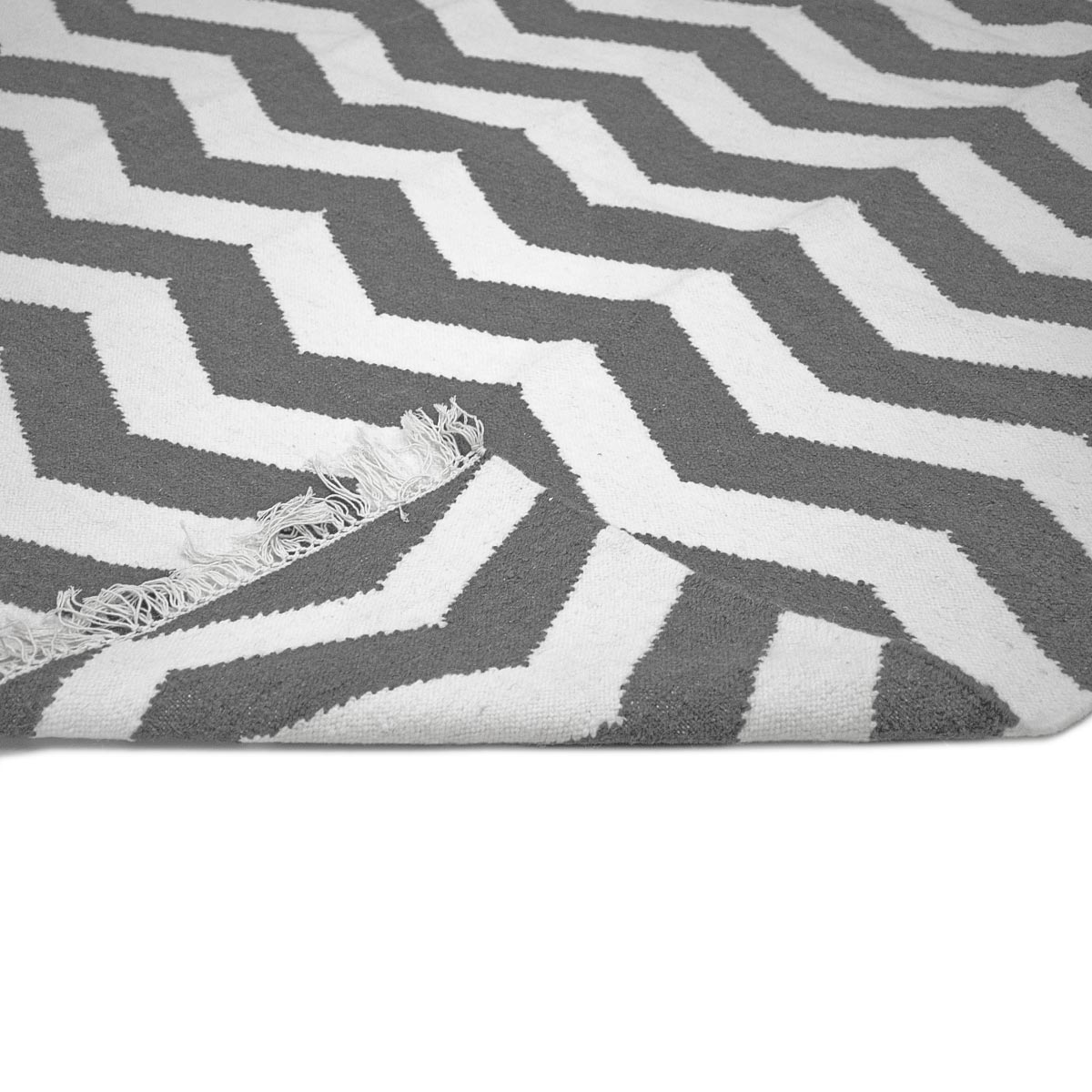 שטיח קילים הדס 01 אפור כהה/לבן עם פרנזים | השטיח האדום