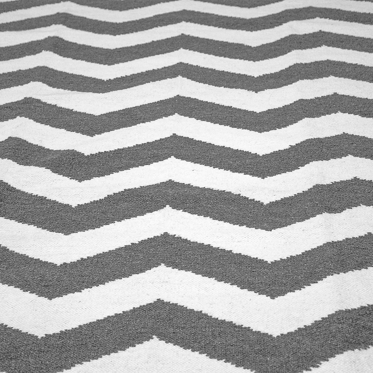 שטיח קילים הדס 01 אפור כהה/לבן עם פרנזים | השטיח האדום