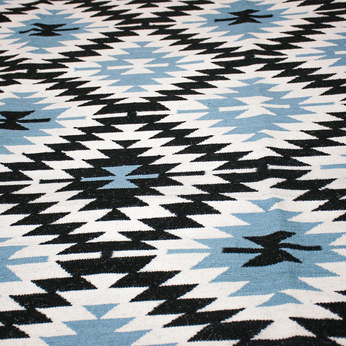 שטיח קילים הדס 10 תכלת/שחור עם פרנזים | השטיח האדום