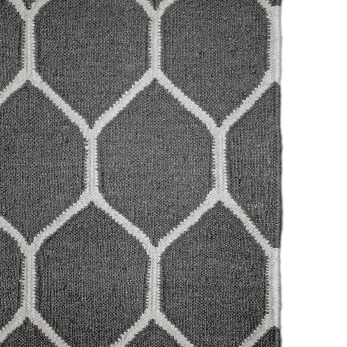 שטיח קילים הדס 04 אפור כהה/לבן עם פרנזים | השטיח האדום