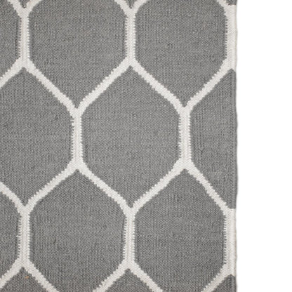 שטיח קילים הדס 04 אפור/לבן עם פרנזים | השטיח האדום