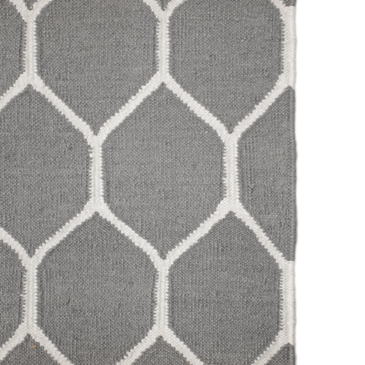 שטיח קילים הדס 04 אפור/לבן עם פרנזים | השטיח האדום