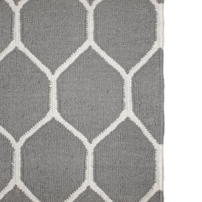 שטיח קילים הדס 04 אפור/לבן עם פרנזים | השטיח האדום