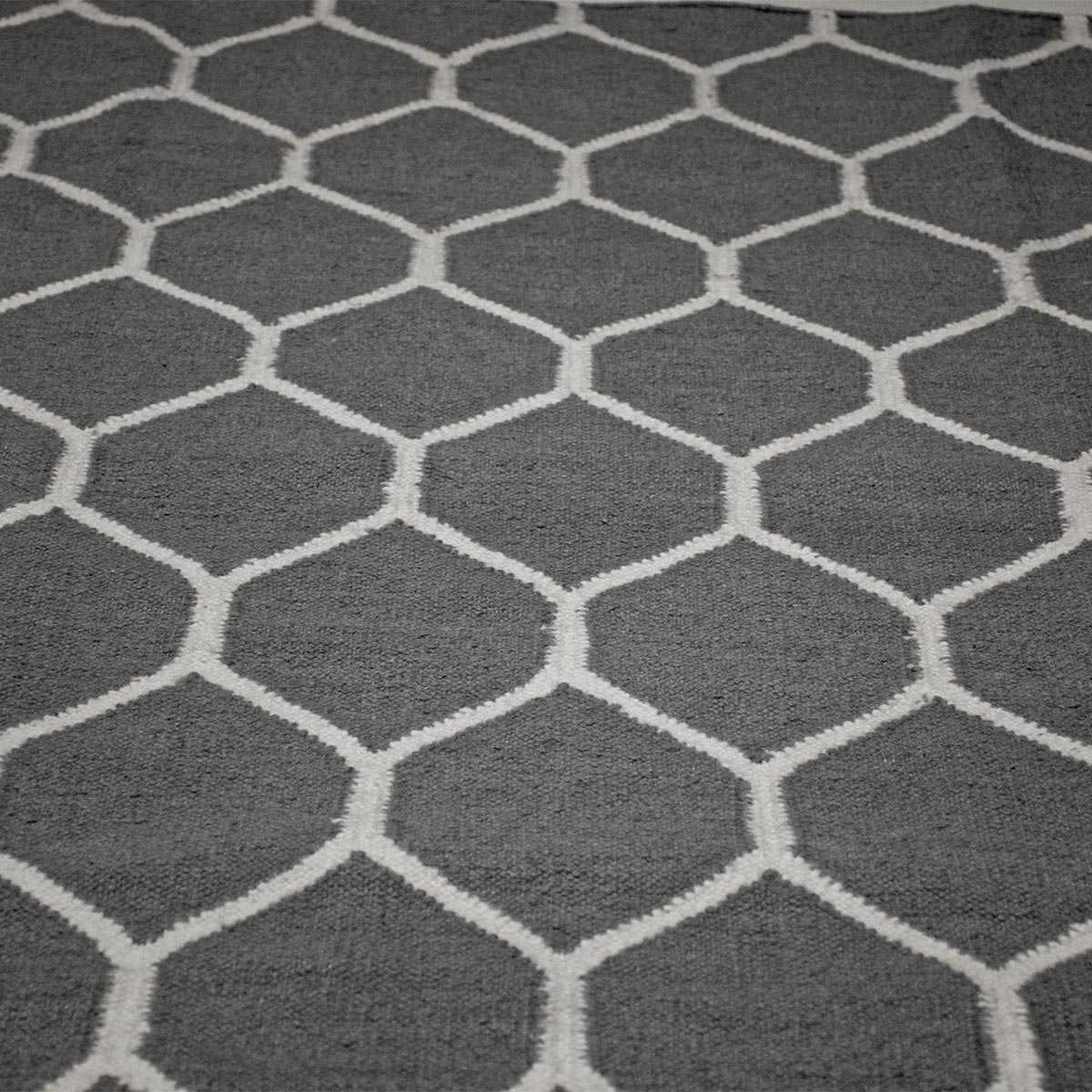 שטיח קילים הדס 04 אפור כהה/לבן עם פרנזים | השטיח האדום