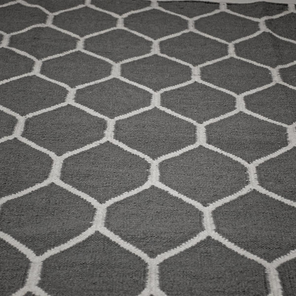 שטיח קילים הדס 04 אפור כהה/לבן עם פרנזים KILIM - hover