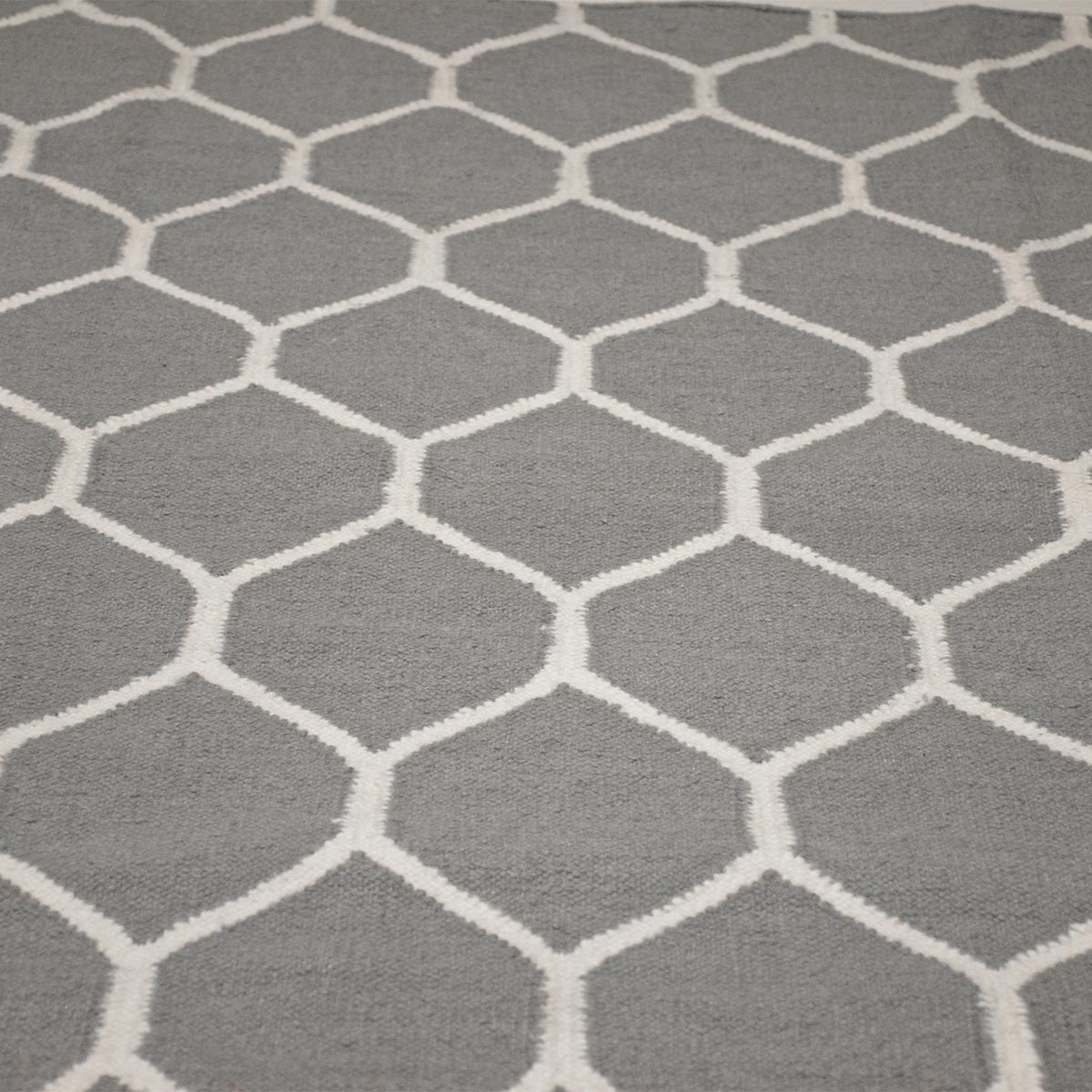 שטיח קילים הדס 04 אפור/לבן עם פרנזים | השטיח האדום