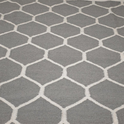 שטיח קילים הדס 04 אפור/לבן עם פרנזים | השטיח האדום