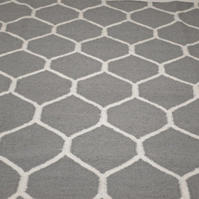 שטיח קילים הדס 04 אפור/לבן עם פרנזים | השטיח האדום