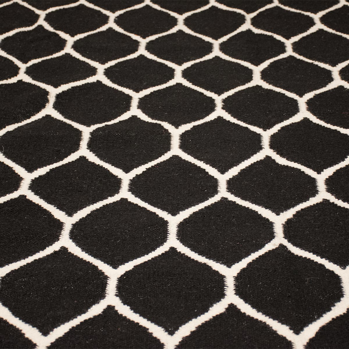 שטיח קילים הדס 04 שחור/לבן | השטיח האדום