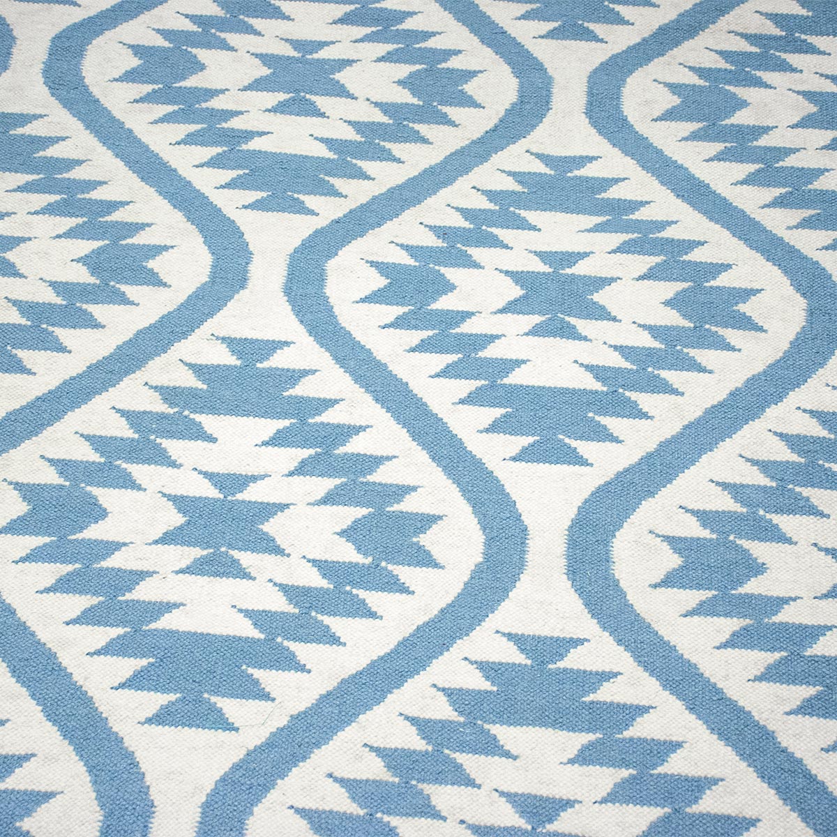 שטיח קילים הדס 11 תכלת/לבן עם פרנזים | השטיח האדום