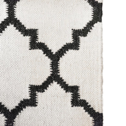 שטיח קילים הדס 07 לבן/שחור עם פרנזים | השטיח האדום