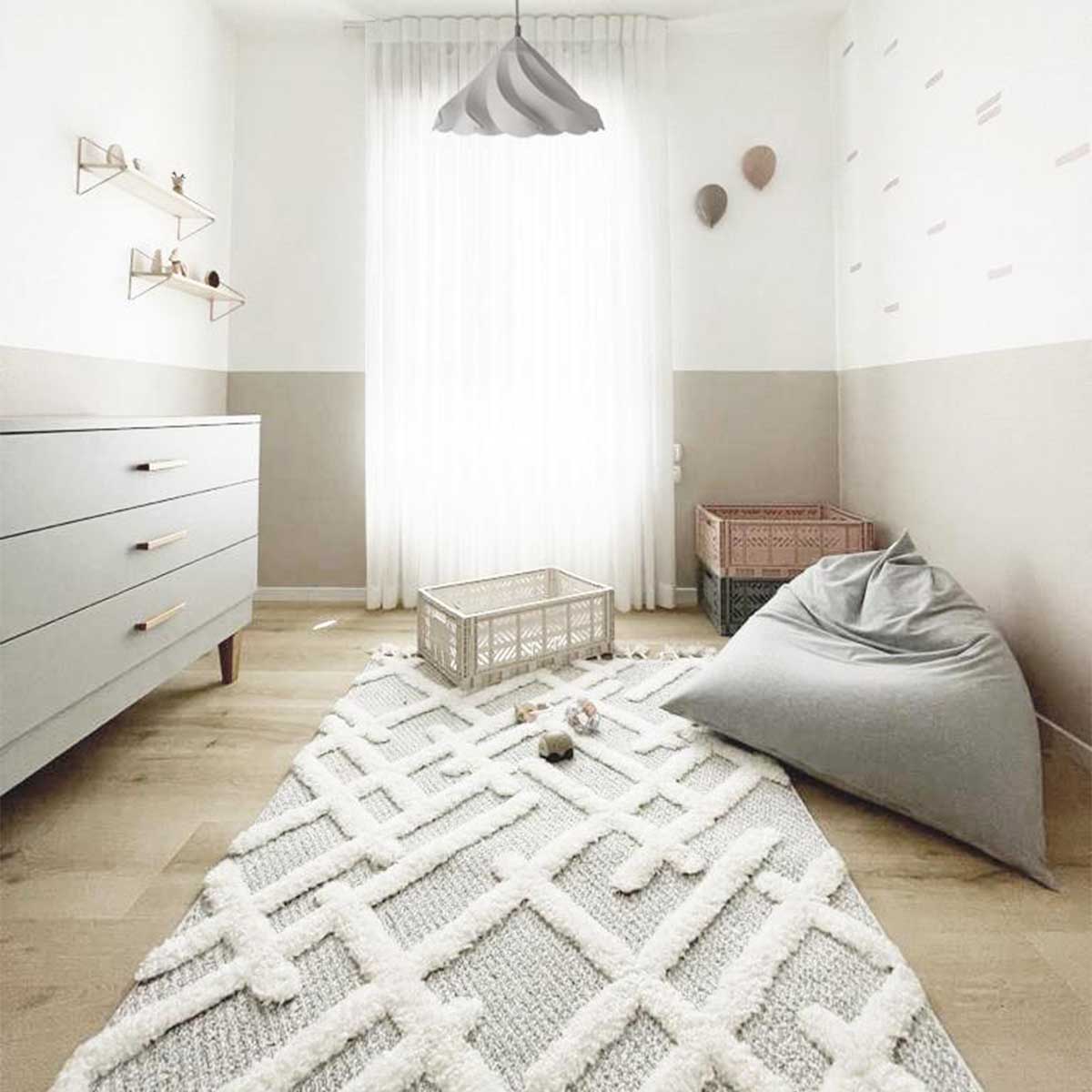 שטיח אטלס 20 אפור/קרם עם פרנזים | השטיח האדום | עיצוב וצילום: Liraz cohen - studio Mine