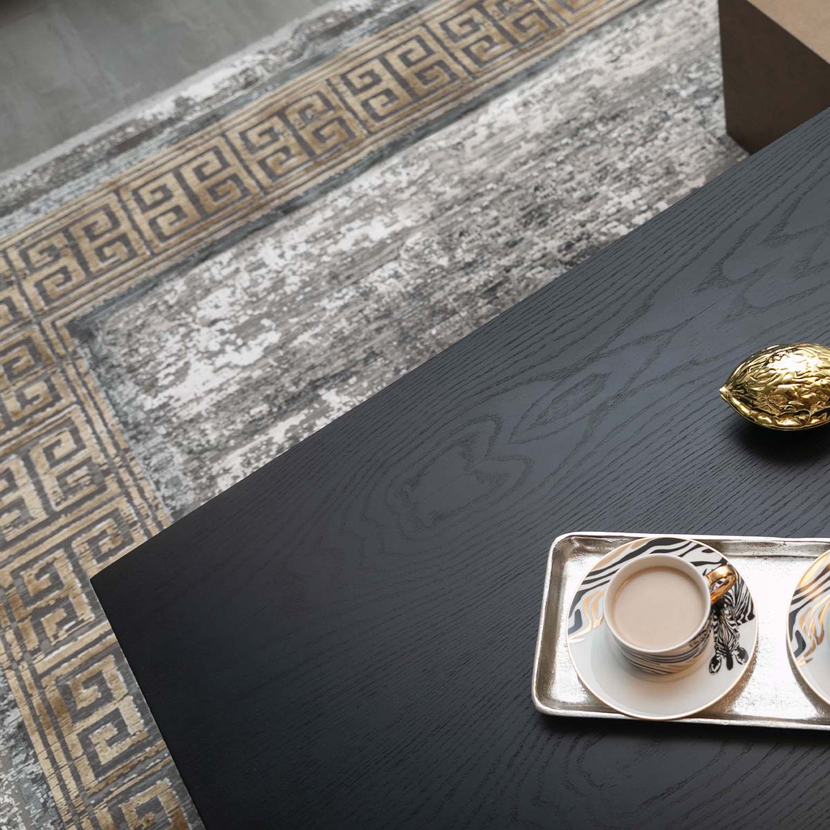 שטיח ג'איפור 21 אפור/בז' עם פרנזים | השטיח האדום | עיצוב: מאיה פסחוב צילום: המל צילום