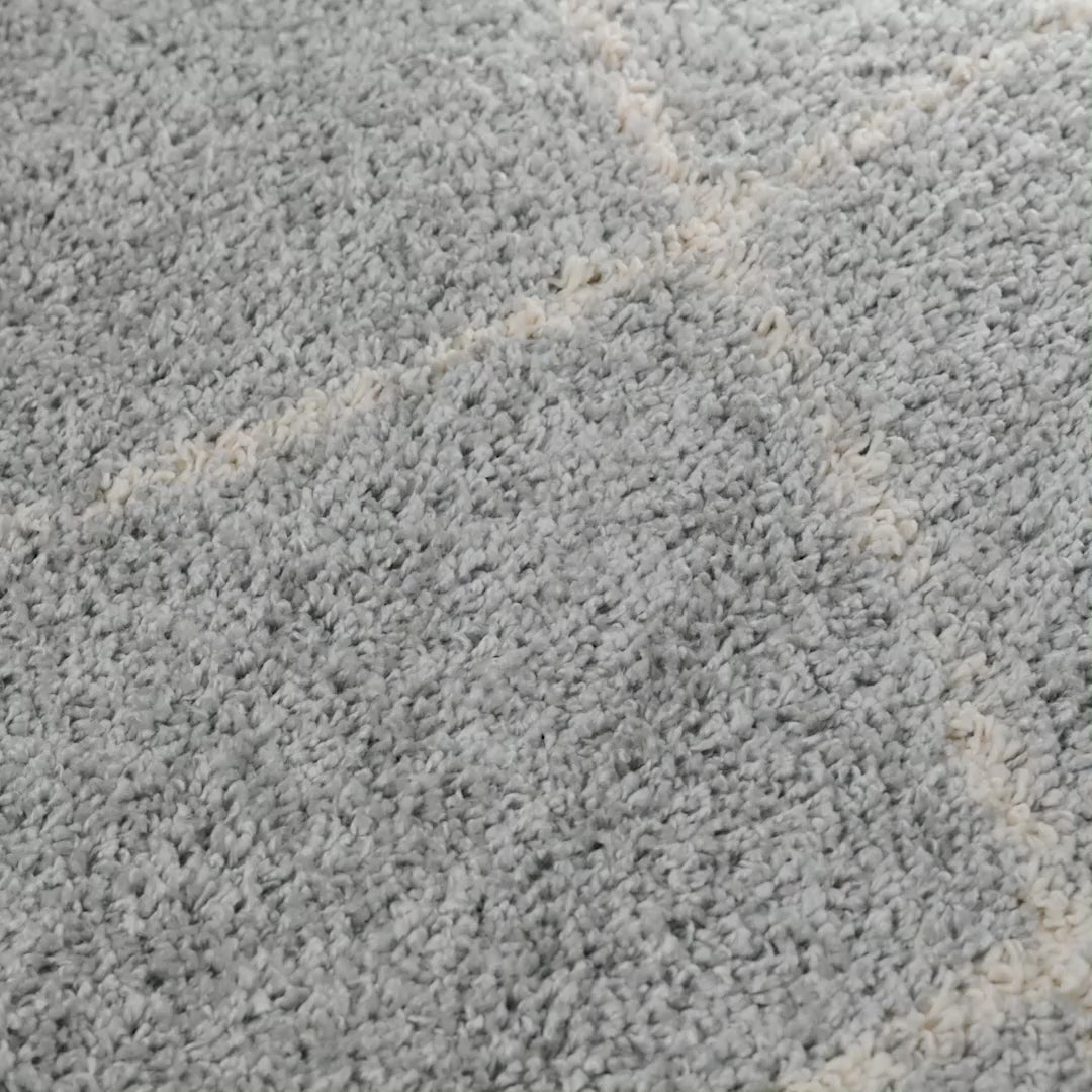 שטיח שאגי מרקש 07 אפור/קרם עם פרנזים | השטיח האדום