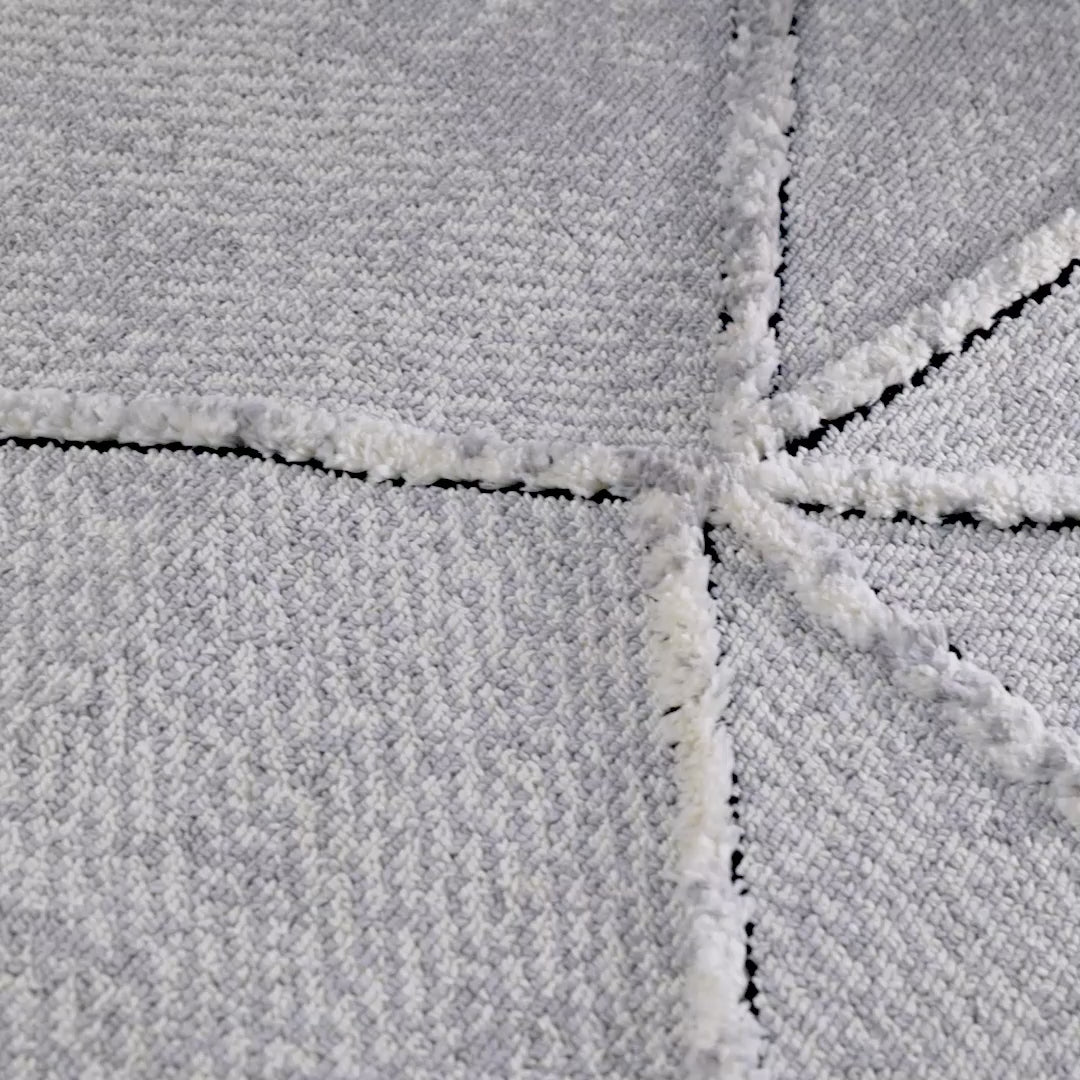 שטיח אטלס 24 אפור/קרם עם פרנזים | השטיח האדום