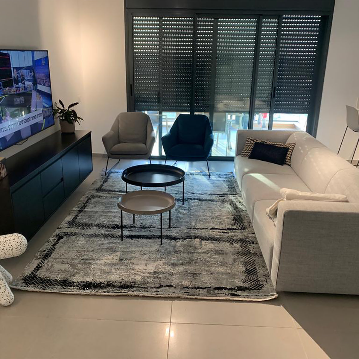 שטיח ג'איפור 14 שחור/אפור עם פרנזים | השטיח האדום